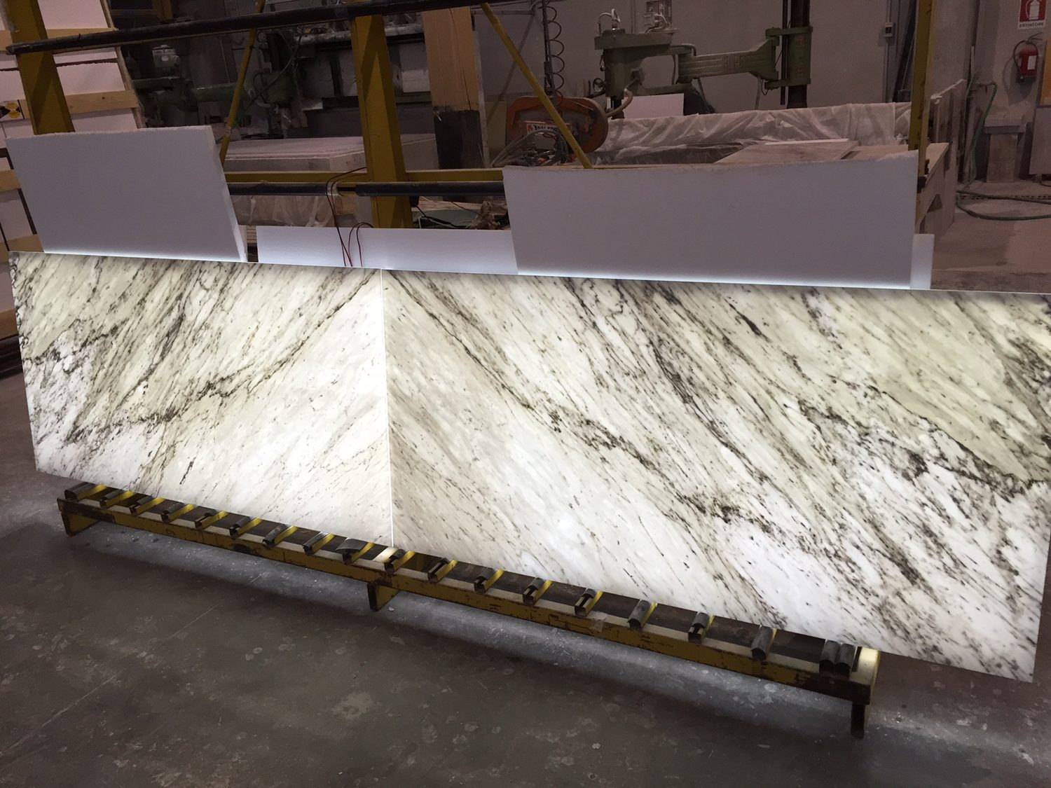 Hinterleuchteter Onyx und Marmor auf Glas · MDC-Projektarchiv