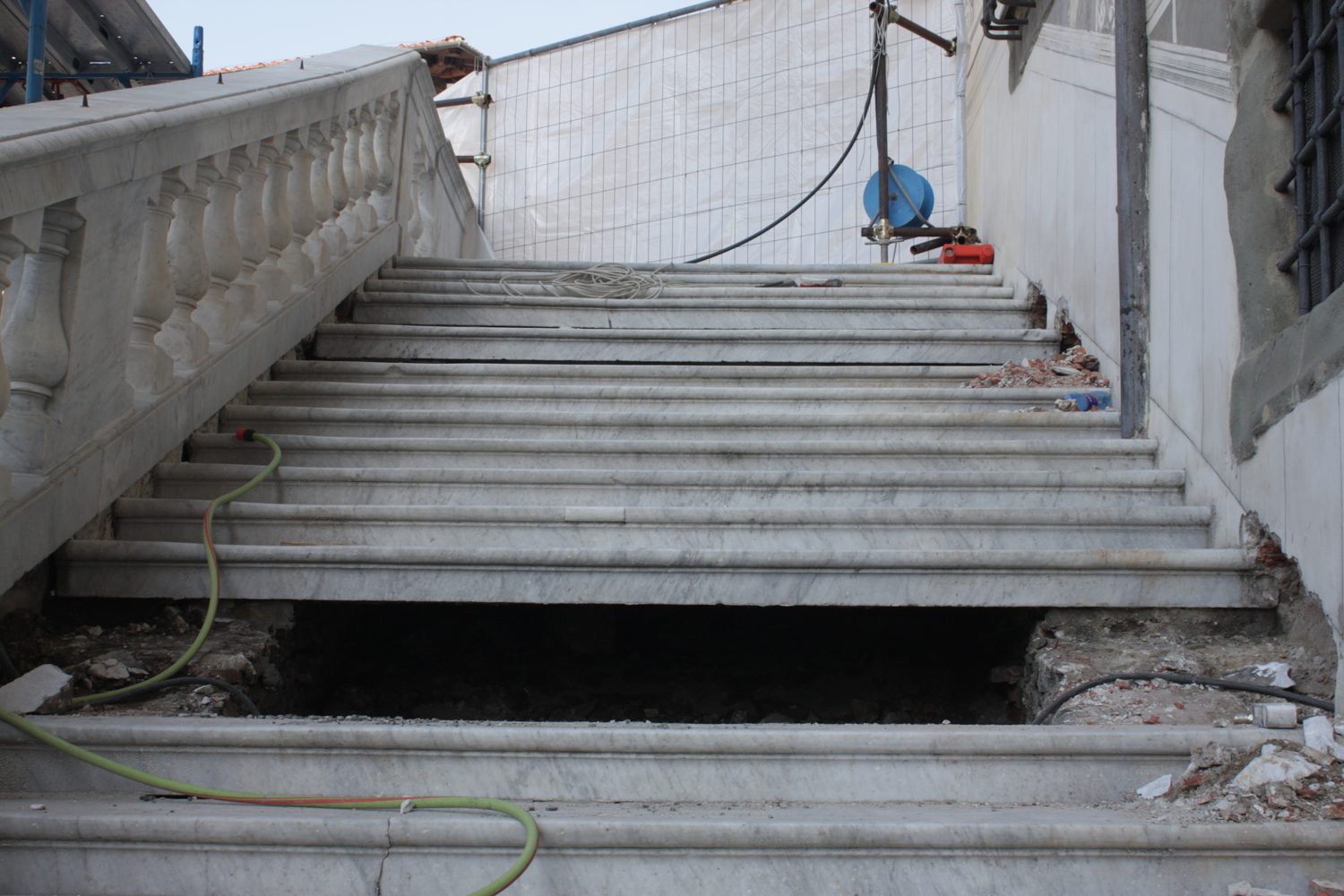 Marmortreppe in Pisa · Pisa, Italien